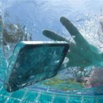 O que fazer quando o celular cai na água: dicas O que fazer quando o celular cai na água: dicas