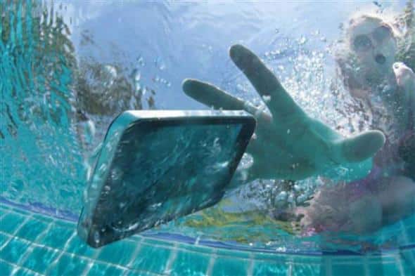 O que fazer quando o celular cai na água
